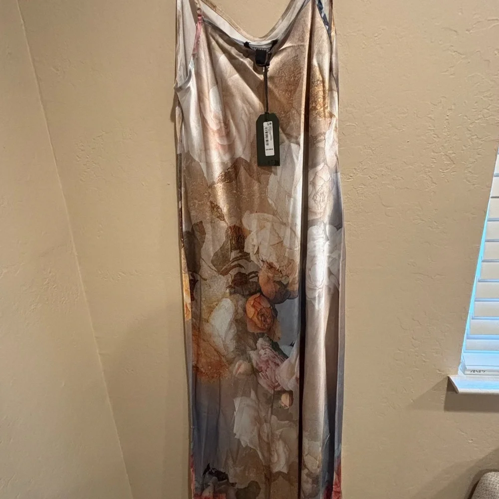 Versona Elegant Floral Dress - Picture 4 of 5